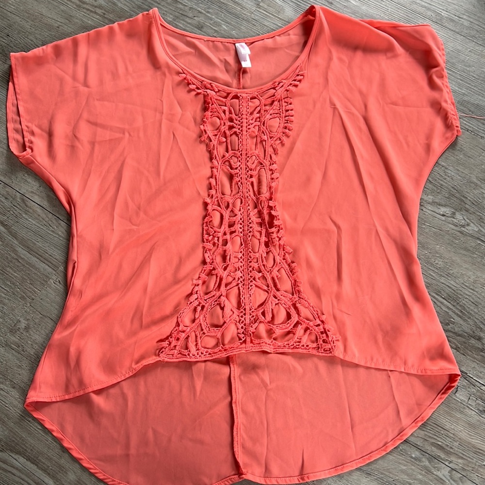 Beautiful high low top in coral